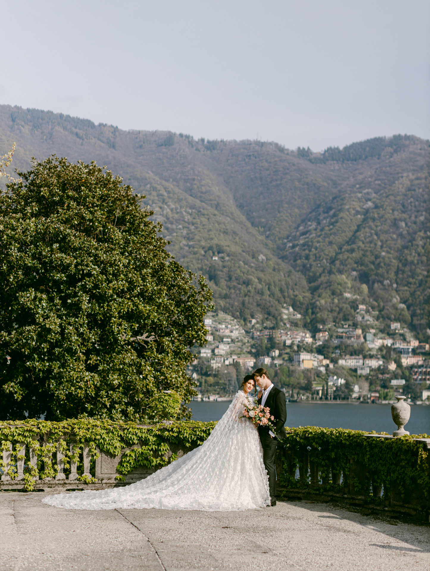 Destination-wedding-photographer-in-Italy-Luxury-Editorial-in-Lake-Como